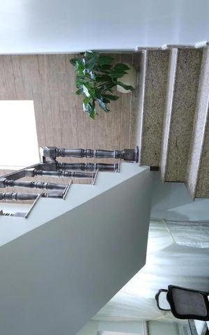 Casa à venda com 320m², 6 quartos e 2 vagasEscada