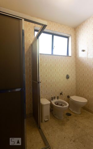 Casa à venda com 240m², 6 quartos e 3 vagasBanheiro da suíte 1