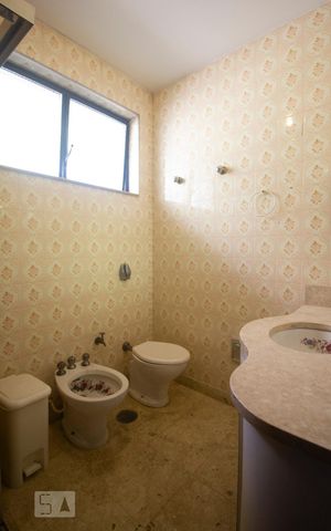 Casa à venda com 240m², 6 quartos e 3 vagasBanheiro da suíte 1