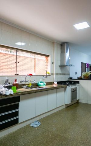 Casa à venda com 796m², 4 quartos e 6 vagas Casa à venda com 796m², 4 quartos e 6 vagasCozinha