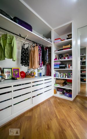 Casa à venda com 796m², 4 quartos e 6 vagas Casa à venda com 796m², 4 quartos e 6 vagasCloset da suíte 2
