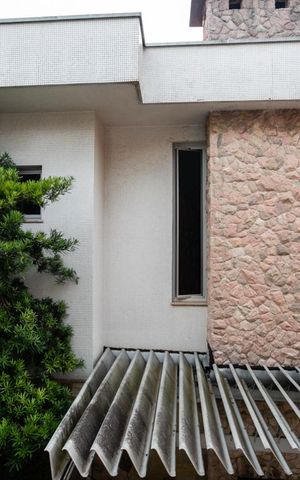 Casa à venda com 796m², 4 quartos e 6 vagas Casa à venda com 796m², 4 quartos e 6 vagasVista da varanda da sala de TV