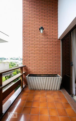 Casa à venda com 796m², 4 quartos e 6 vagas Casa à venda com 796m², 4 quartos e 6 vagasVaranda da sala de TV