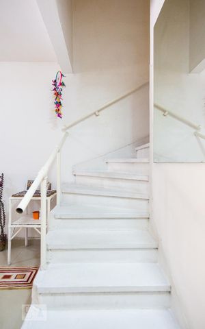 Casa à venda com 101m², 2 quartos e 1 vaga Casa à venda com 101m², 2 quartos e 1 vagaEscadas