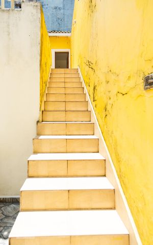 Casa à venda com 101m², 2 quartos e 1 vaga Casa à venda com 101m², 2 quartos e 1 vagaEscadas