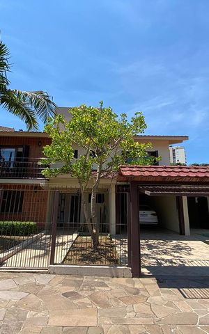 Casa à venda com 239m², 3 quartos e 2 vagasFachada