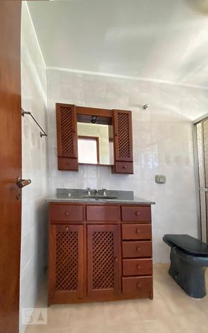 Casa à venda com 239m², 3 quartos e 2 vagasBanheiro da Suíte