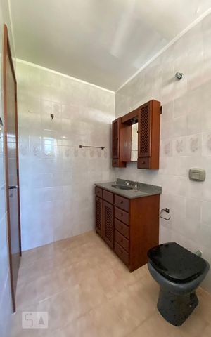 Casa à venda com 239m², 3 quartos e 2 vagasBanheiro da Suíte