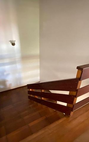 Casa à venda com 239m², 3 quartos e 2 vagasEscada