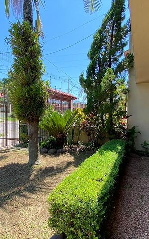 Casa à venda com 239m², 3 quartos e 2 vagasPátio Frente e jardim