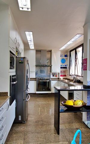 Apartamento à venda com 337m², 4 quartos e 6 vagas Apartamento à venda com 337m², 4 quartos e 6 vagasCozinha