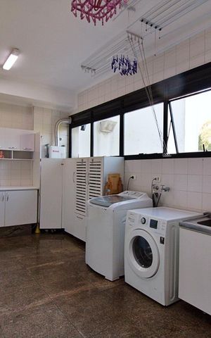 Apartamento à venda com 337m², 4 quartos e 6 vagas Apartamento à venda com 337m², 4 quartos e 6 vagasÁrea de Serviço