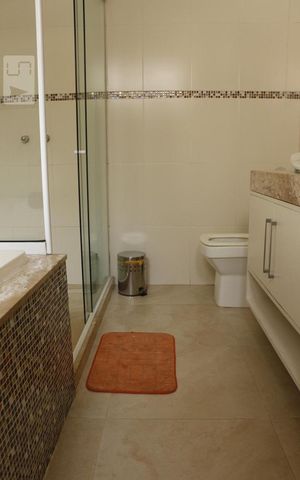 Casa à venda com 240m², 3 quartos e 3 vagasBanheiro da Suíte