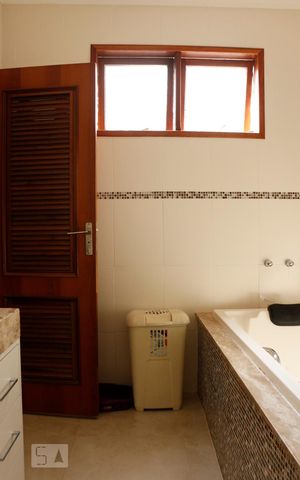 Casa à venda com 240m², 3 quartos e 3 vagasBanheiro da Suíte