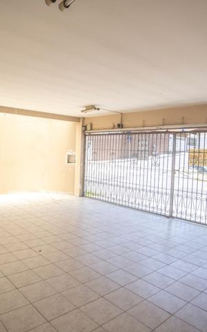 Casa à venda com 398m², 3 quartos e 8 vagas Casa à venda com 398m², 3 quartos e 8 vagasGaragem 1