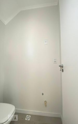 Casa de condomínio à venda com 108m², 3 quartos e 2 vagasLavabo