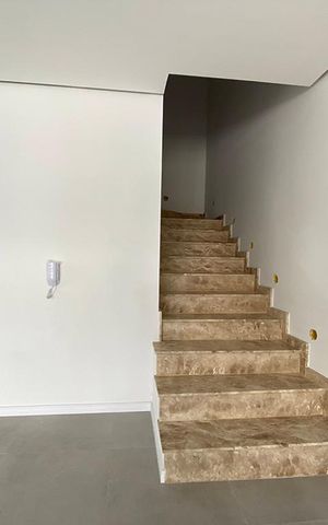Casa de condomínio à venda com 108m², 3 quartos e 2 vagasEscada