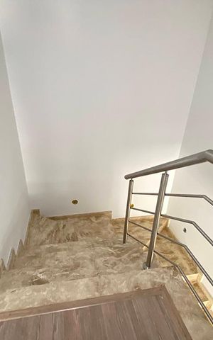 Casa de condomínio à venda com 108m², 3 quartos e 2 vagasEscada