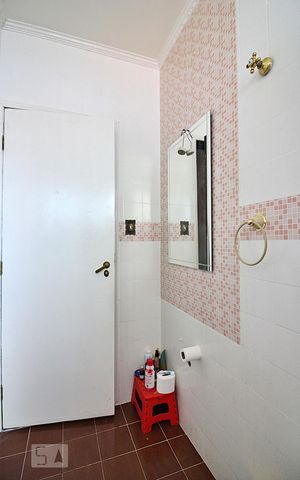 Casa à venda com 181m², 2 quartos e 4 vagasBanheiro do Quarto 1 - Suíte