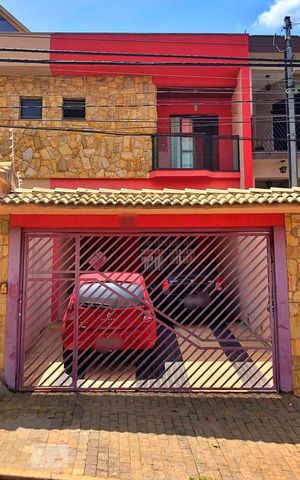 Casa à venda com 162m², 3 quartos e 4 vagas Casa à venda com 162m², 3 quartos e 4 vagasFachada