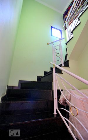 Casa à venda com 162m², 3 quartos e 4 vagasEscada