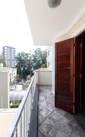 Casa à venda com 140m², 4 quartos e 2 vagas Casa à venda com 140m², 4 quartos e 2 vagasVaranda