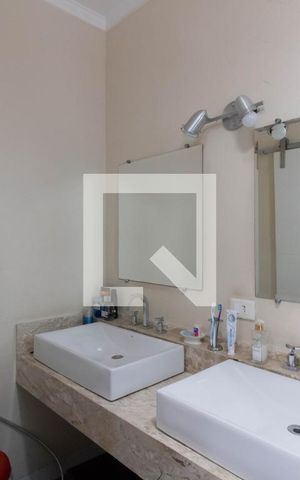 Casa para alugar com 263m², 5 quartos e 3 vagas Casa para alugar com 263m², 5 quartos e 3 vagasBanheiro da Suíte 1