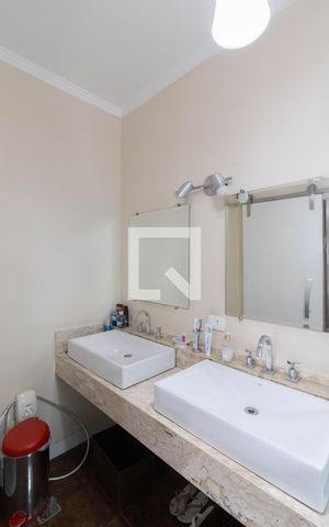 Casa para alugar com 263m², 5 quartos e 3 vagas Casa para alugar com 263m², 5 quartos e 3 vagasBanheiro da Suíte 1