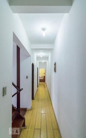 Casa para alugar com 198m², 4 quartos e 2 vagas Casa para alugar com 198m², 4 quartos e 2 vagasCorredor