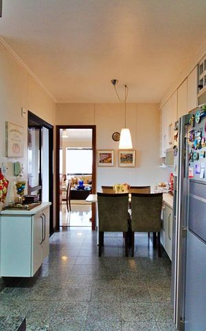 Apartamento à venda com 236m², 4 quartos e 4 vagas Apartamento à venda com 236m², 4 quartos e 4 vagasCozinha