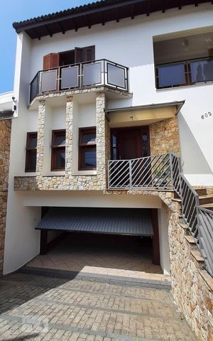 Casa à venda com 460m², 4 quartos e 6 vagasFachada