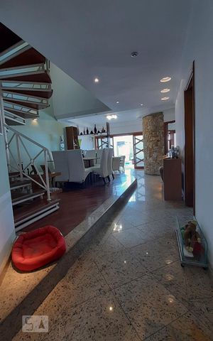 Casa à venda com 460m², 4 quartos e 6 vagasEscadas