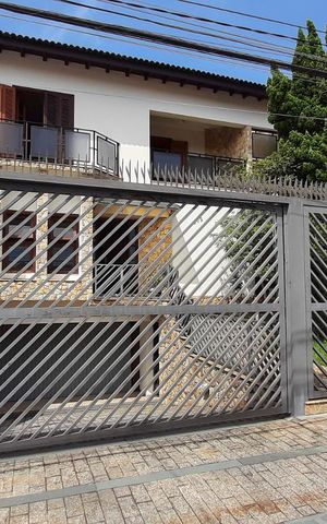 Casa à venda com 460m², 4 quartos e 6 vagasFachada