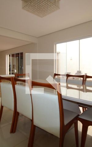 Casa à venda com 240m², 3 quartos e 4 vagasCozinha e sala de jantar