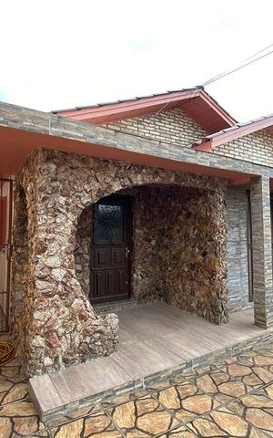 Casa à venda com 280m², 4 quartos e 4 vagasFachada
