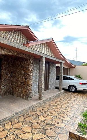 Casa à venda com 280m², 4 quartos e 4 vagasFachada