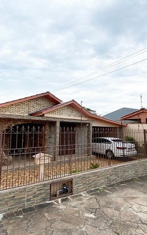 Casa à venda com 280m², 4 quartos e 4 vagasFachada