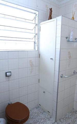 Casa à venda com 300m², 4 quartos e 5 vagasBanheiro - Casa 1