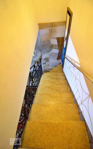 Casa à venda com 250m², 3 quartos e 2 vagasEscada