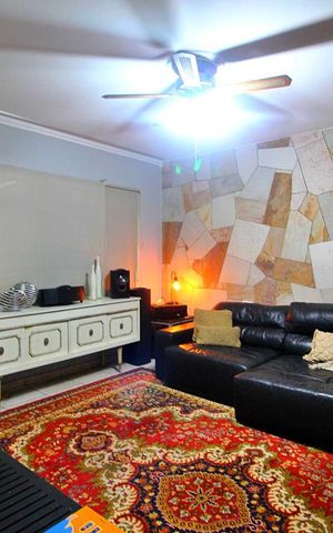 Casa à venda com 250m², 3 quartos e 2 vagasSala