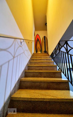 Casa à venda com 250m², 3 quartos e 2 vagasEscada
