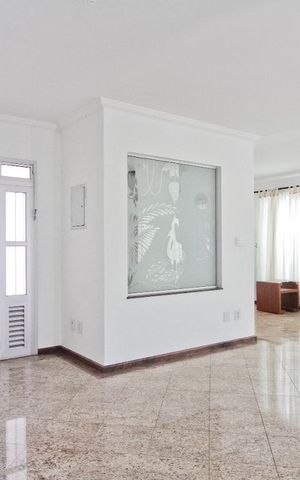 Casa à venda com 360m², 4 quartos e 8 vagas Casa à venda com 360m², 4 quartos e 8 vagasSala
