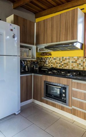 Casa à venda com 319m², 4 quartos e 4 vagas Casa à venda com 319m², 4 quartos e 4 vagasCozinha