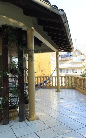 Casa à venda com 600m², 4 quartos e 2 vagas Casa à venda com 600m², 4 quartos e 2 vagasVaranda
