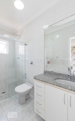 Casa de condomínio à venda com 180m², 3 quartos e 3 vagas Casa de condomínio à venda com 180m², 3 quartos e 3 vagasBanheiro da Suíte