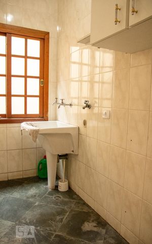 Casa à venda com 225m², 4 quartos e 4 vagas Casa à venda com 225m², 4 quartos e 4 vagasÁrea de Serviço
