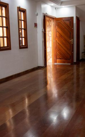 Casa à venda com 225m², 4 quartos e 4 vagas Casa à venda com 225m², 4 quartos e 4 vagasSala