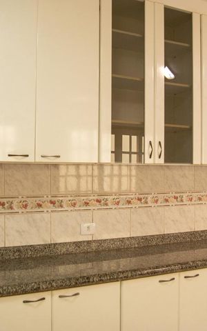 Casa à venda com 225m², 4 quartos e 4 vagas Casa à venda com 225m², 4 quartos e 4 vagasCozinha - Armários