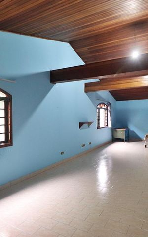 Casa à venda com 224m², 3 quartos e 5 vagasSótão