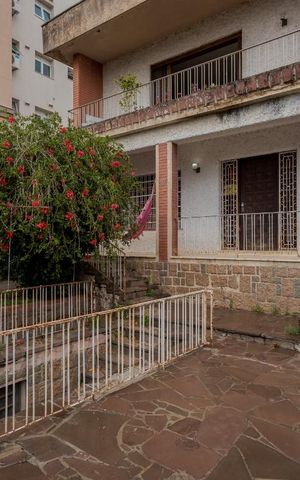 Casa à venda com 400m², 3 quartos e 8 vagas Casa à venda com 400m², 3 quartos e 8 vagasPátio